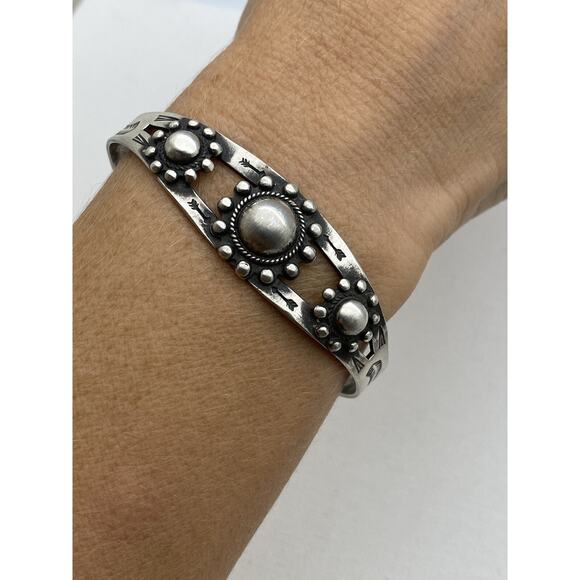 VINTAGE FRED HARVEY NATIVE AMERICAN STERLING SILVER CUFF BRACELET - Picture 1 of 11